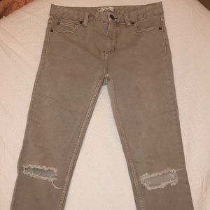 🌸Free People Busted Knee Jeans🌸